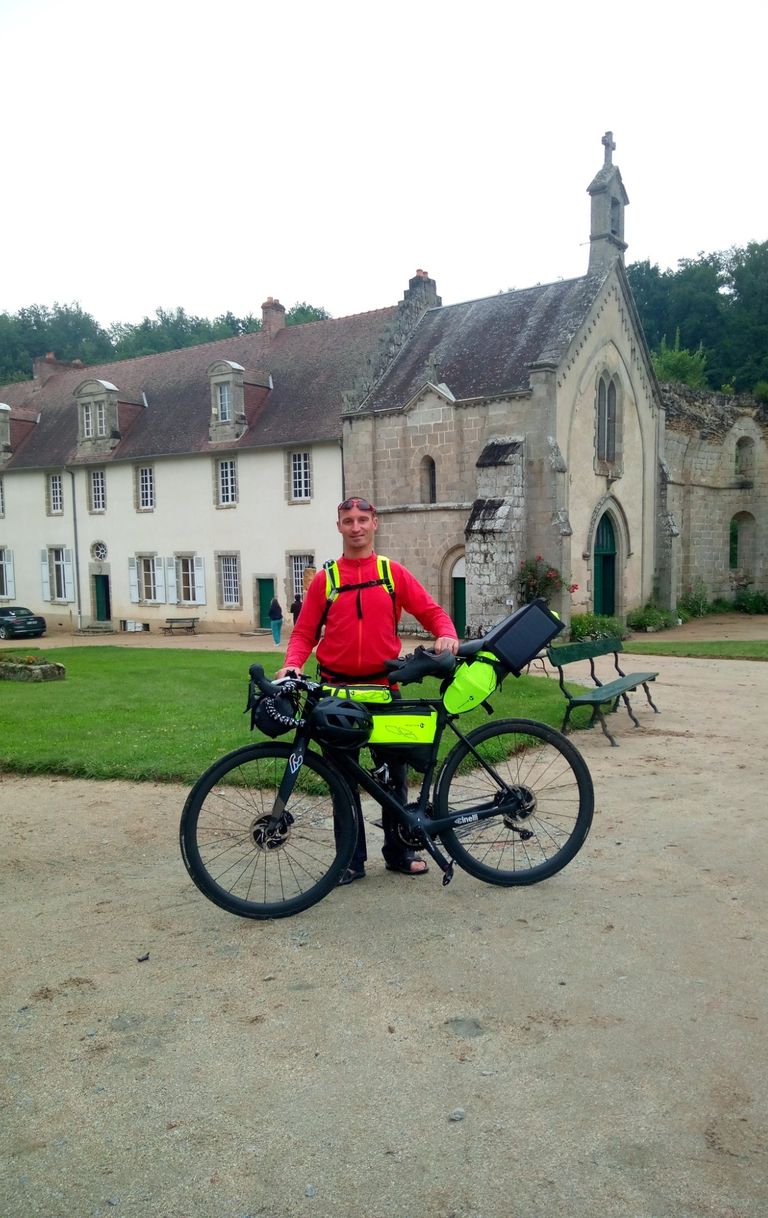 Le doc du vélo avec son vélo de bikepacking lors de sa traversée de la France à vélo
